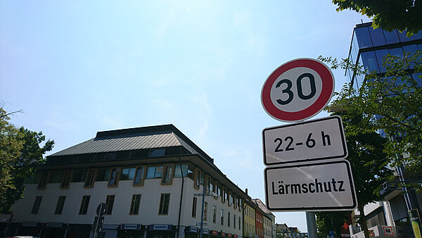 Verkehrsschild Maximalgeschwindigkeit 30 km/h mit Zusatzschildern "gültig von 22 bis 6 Uhr" und "Lärmschutz"