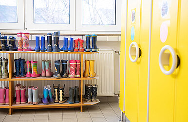 Schuhregal mit Kinder-Gummistiefeln