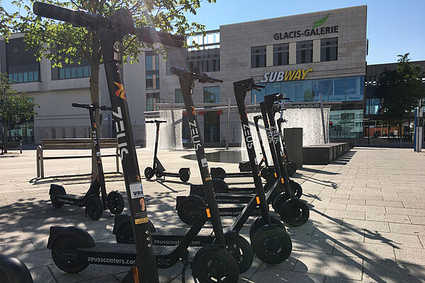 Eine Reihe von E-Scootern auf dem Heiner-Metzger-Platz in Neu-Ulm