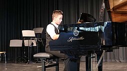 Junge spielt Klavier