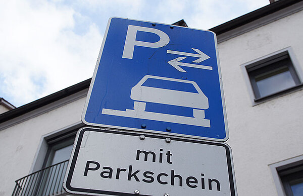 Straßenschild Parken mit Parkschein