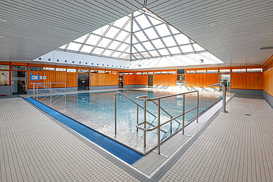 Lehrschwimmbecken mit Glasdach