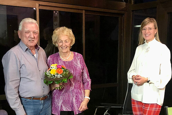 Das Ehepaar steht beisammen, die Frau hält einen Blumenstrauß in der Hand. Daneben Oberbürgermeisterin Katrin Albsteiger.