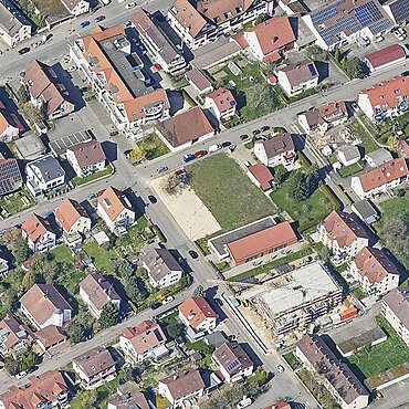 Luftaufnahme von Pfuhl mit dem leer stehenden Grundstück an der Ecke Griesmayerstraße / Sonnenstraße  