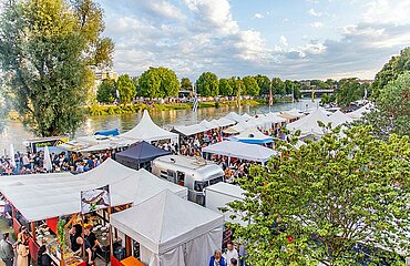 Blick von der Ulmer Stadtmauer auf das Festivalgelände des Donaufestes am Ulmer und Neu-Ulmer Donauufer