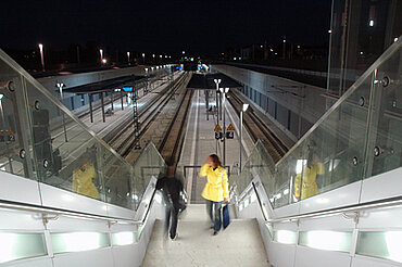 Rolltreppe am tiefergelegten Bahnhof Neu-Ulm mit Passanten