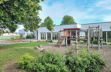 Garten der Kita mit Spiel- und Klettergerüst