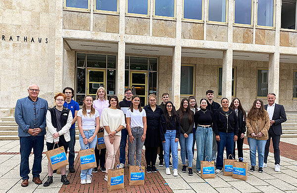 Gruppenfoto mit den Auszubildenden sowie Berufspraktikantinnen und -praktikanten vor dem Neu-Ulmer Rathaus