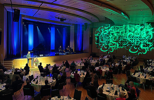 Festsaal im Edwin-Scharff-Haus mit Gästen