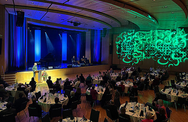 Festsaal im Edwin-Scharff-Haus mit Gästen