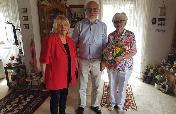 Ehepaar Strobel mit Rosl Schäufele in einem Wohnzimmer