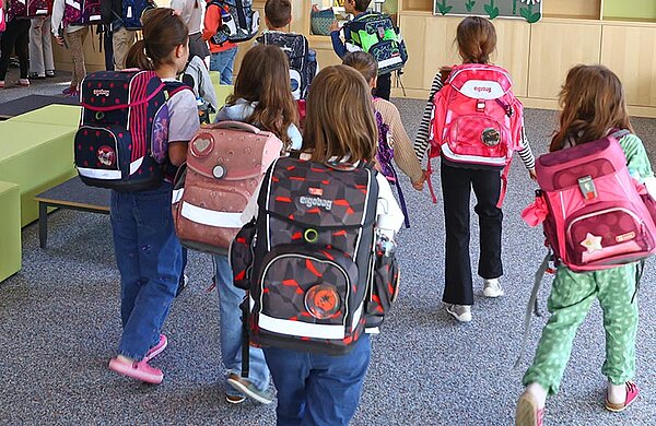 Schülerinnen und Schüler mit Schulranzen