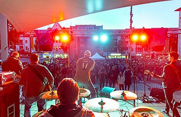 Maibaumfeier auf dem Neu-Ulmer Rathausplatz