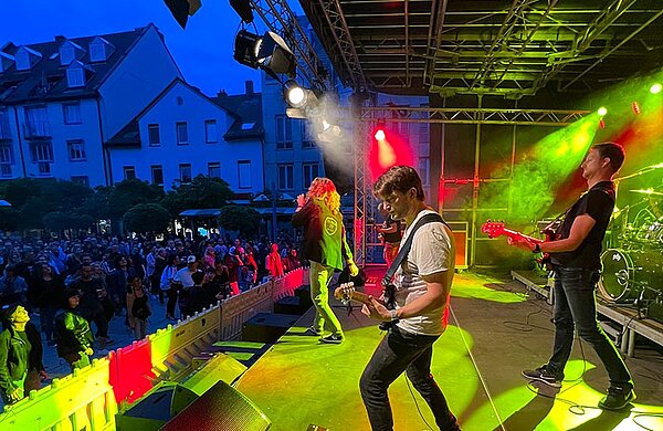 Auftritt einer Liveband auf der Bühne auf dem Neu-Ulmer Petrusplatz
