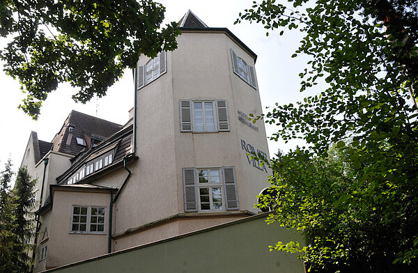 Gebäude mit Turm und der Aufschrift "Römervilla"