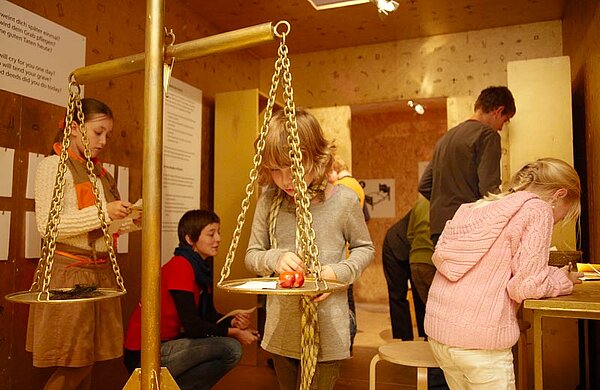 Kinder und Jugendliche an einer Mach-Mit-Station im Kindermuseum
