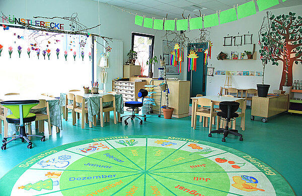 Kita-Raum mit Bastel- und Spielbereich