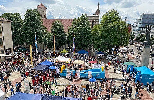 Blick vom Rathaus hinunter auf den Rathausplatz mit zahlreichen Spielstationen und Besuchern