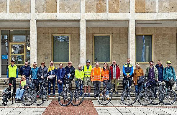 Gruppenfoto mit den Teilnehmerinnen und Teilnehmern der Rad-Exkursion vor dem Neu-Ulmer Rathaus