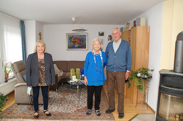 Ehepaar Huber mit Rosl Schäufele in einem Wohnzimmer