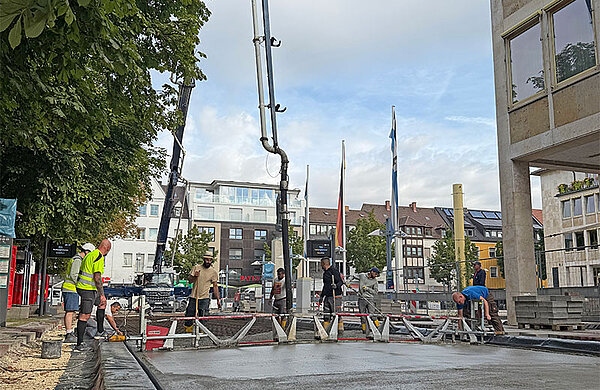 Arbeiter auf der Baustelle in der Ludwigstraße bei Betonage-Arbeiten
