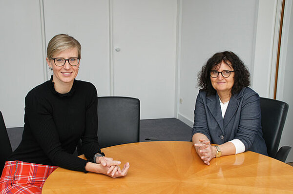 Oberbürgermeisterin Katrin Albsteiger und Mechthild Destruelle an einem Tisch sitzend