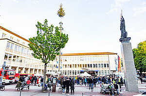 Maibaumfeier auf dem Neu-Ulmer Rathausplatz