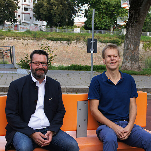 Die beiden Hauptabteilungsleiter sitzend auf einer Bank