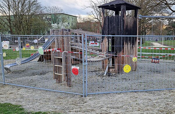 Das gesperrte Kombispielgerät mit Kletterturm auf dem Spielplatz im Vorfeld (Foto: Stefanie Dannenmann)
