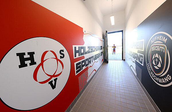Gang im neuen Umkleidegebäude mit Logo des SV Holzschwang
