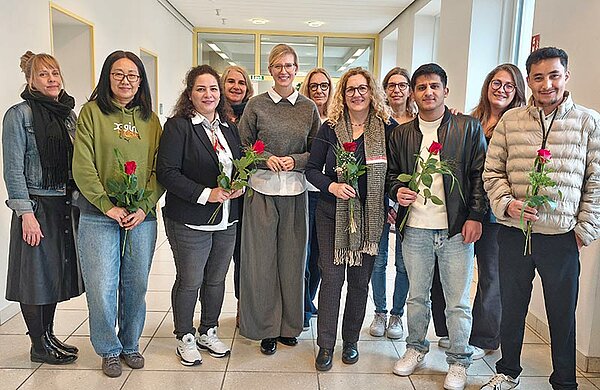 Gruppenfoto mit den Absolventinnen und Absolventen