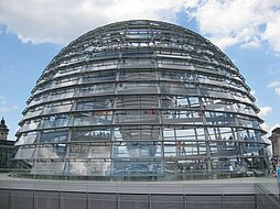 Die Kuppel des Bundestags in Berlin