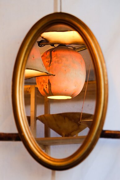 In einem Spiegel spiegeln sich Lampenschirme