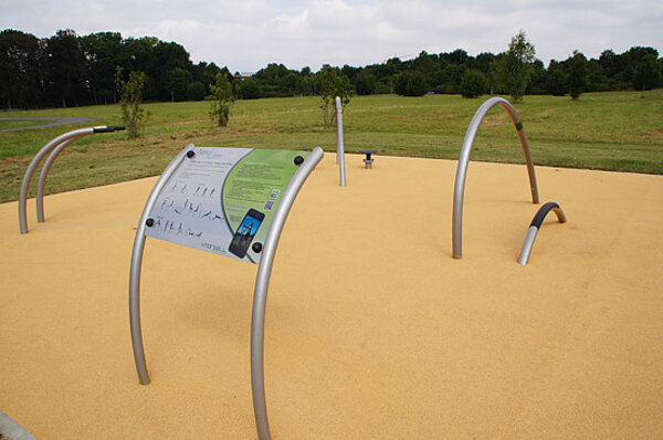 Der Outdoor-Gym-Parcours mit sieben Fitnessstationen im Sport- und Freizeitpark Wiley