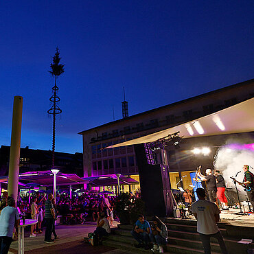 Eine Band spielt auf dem Neu-Ulmer Rathausplatz vor den Festbesuchern