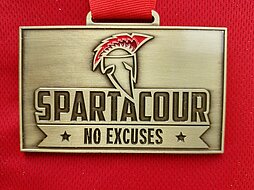 Brozenfarbene Medaille mit der eingravierten Schrift Spartacour No Excuses 