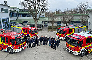 Blick von oben auf die vier Löschfahrzeuge sowie Kameraden der Feuerwehr