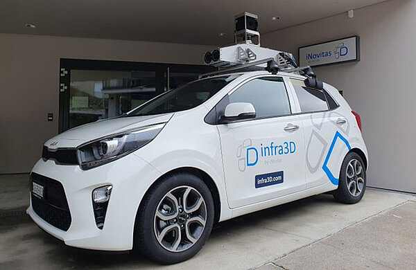 Messfahrzeug mit Kameras und Laserscannern