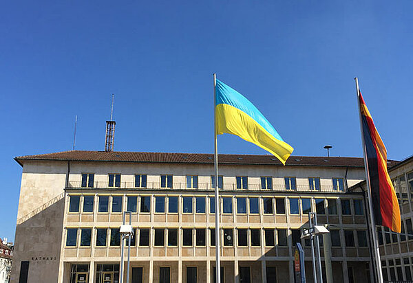 Die ukrainische und die deutche Flagge vor dem Neu-Ulmer Rathaus