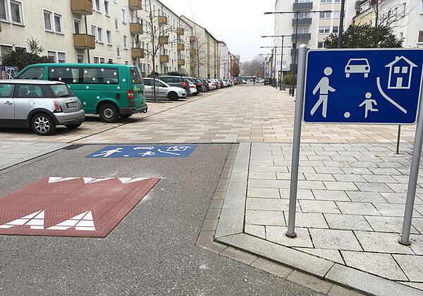 Verkehrsberuhigter Bereich der Neu-Ulmer Maximilianstraße mit eingebautem Pflasterelement