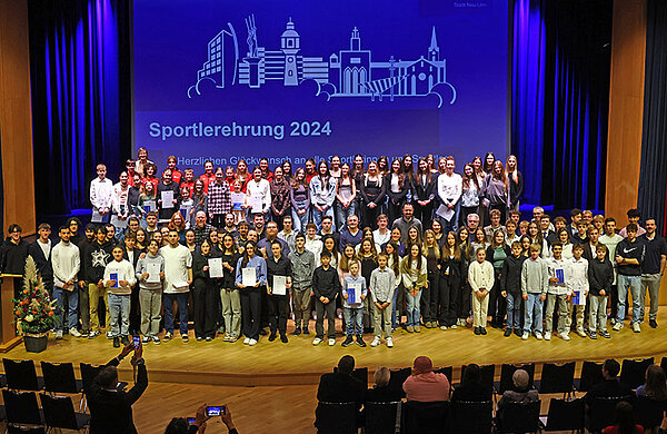 Gruppenbild mit allen geehrten Sportlerinnen und Sportlern