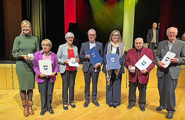 Gruppenfoto mit den geehrten Personen sowie Oberbürgermeisterin Katrin Albsteiger