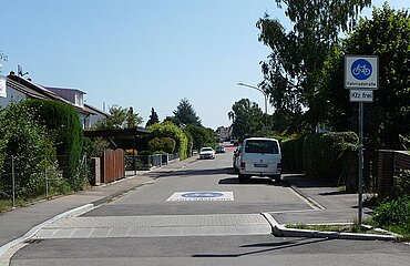 Friedrichsaustraße in Neu-Ulm mit Fahrbahn-Markierung "Fahrradstraße"