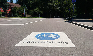 Beschriftung "Fahrradstraße" auf der Fahrbahn