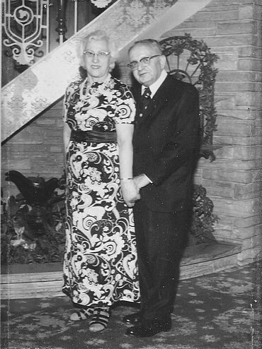 Schwarz-weiß-Foto: Cilli und Paul Schulmann stehen nebeneinander und halten sich an der Hand