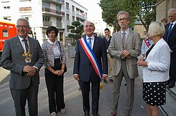 Neu-Ulms Oberbürgermeister und Bois-Colombes Bürgermeister sowie weitere Personen lachen in die Kamera