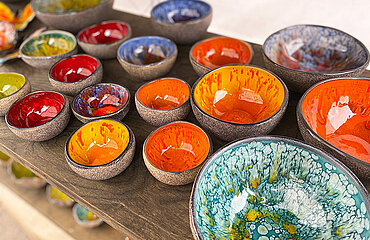Bunt glasierte Tonschüsseln
