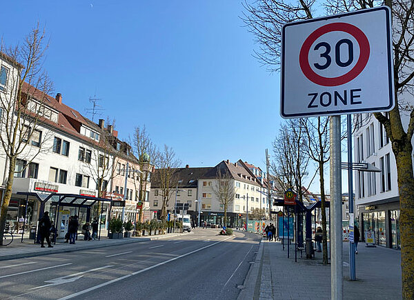 Verkehrsschild „Zone 30“ in der Augsburger Straße