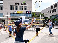 Kinder beim Badminton spielen
