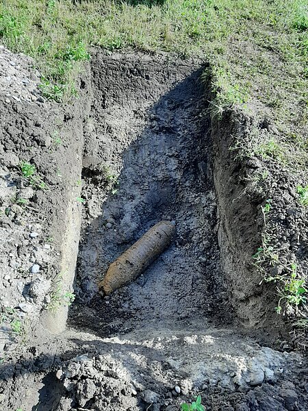 Foto der Splitterbombe, die bei Sondierungsarbeiten im Erdreich gefunden wurde.